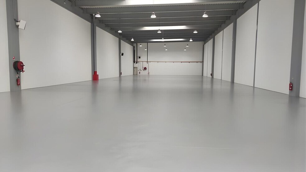 Light Industrial in Tremblay-en-France to rent - Interior Photo - Image 3 of 10