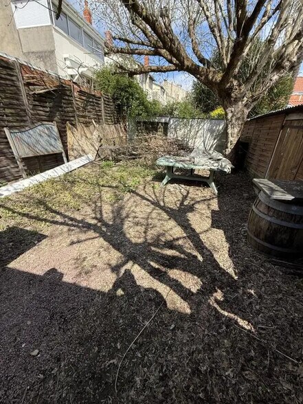 Retail in Bordeaux to rent - Building Photo - Image 1 of 4