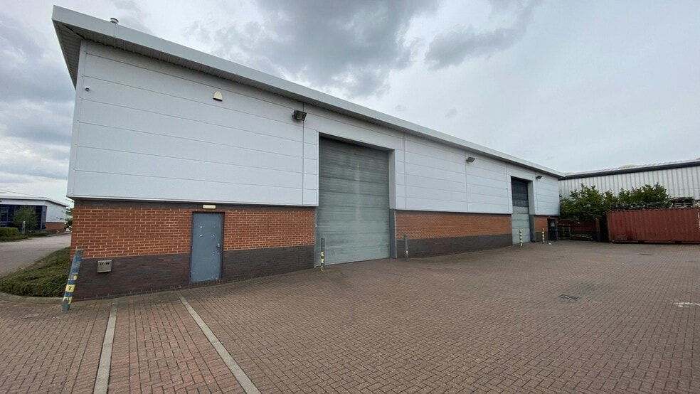 Eastboro Flds, Nuneaton to rent - Building Photo - Image 2 of 12