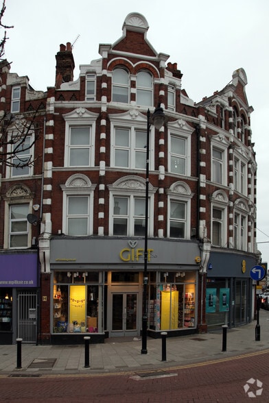 14 Topsfield Para, London to rent - Building Photo - Image 3 of 8