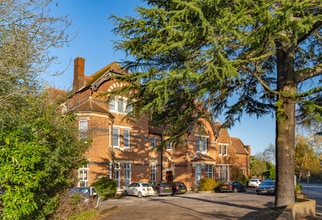 1A Bromley Ln, Chislehurst to rent Building Photo- Image 1 of 9