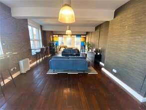 Call Ln, Leeds to rent Interior Photo- Image 2 of 8