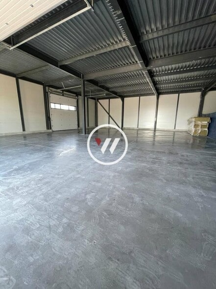 Light Industrial in Signes to rent - Interior Photo - Image 1 of 9