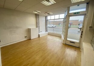 96 Clarence Rd, Leighton Buzzard to rent Building Photo- Image 1 of 5