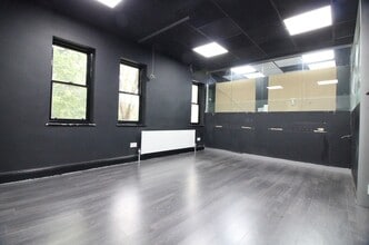118 High St, Uxbridge to rent Interior Photo- Image 2 of 2