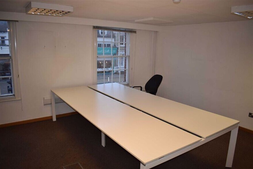 218 High St, Epping to rent - Building Photo - Image 2 of 6