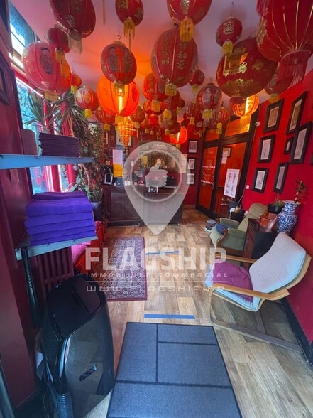 Retail in Paris to rent - Interior Photo - Image 1 of 9