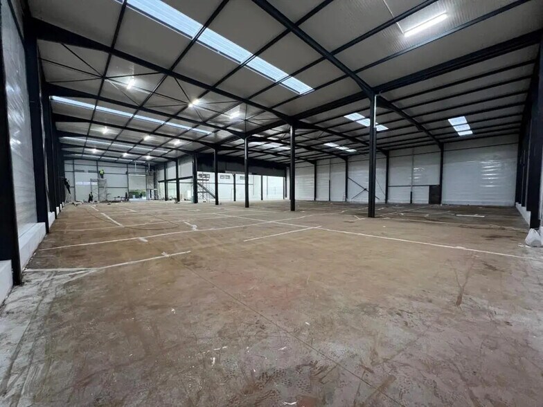 Light Industrial in Goussainville to rent - Building Photo - Image 3 of 5