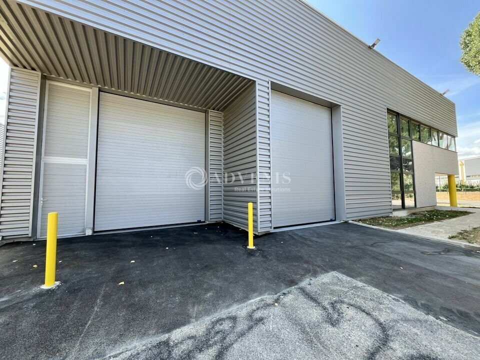 Light Industrial in Le Mesnil Amelot to rent Building Photo- Image 1 of 10