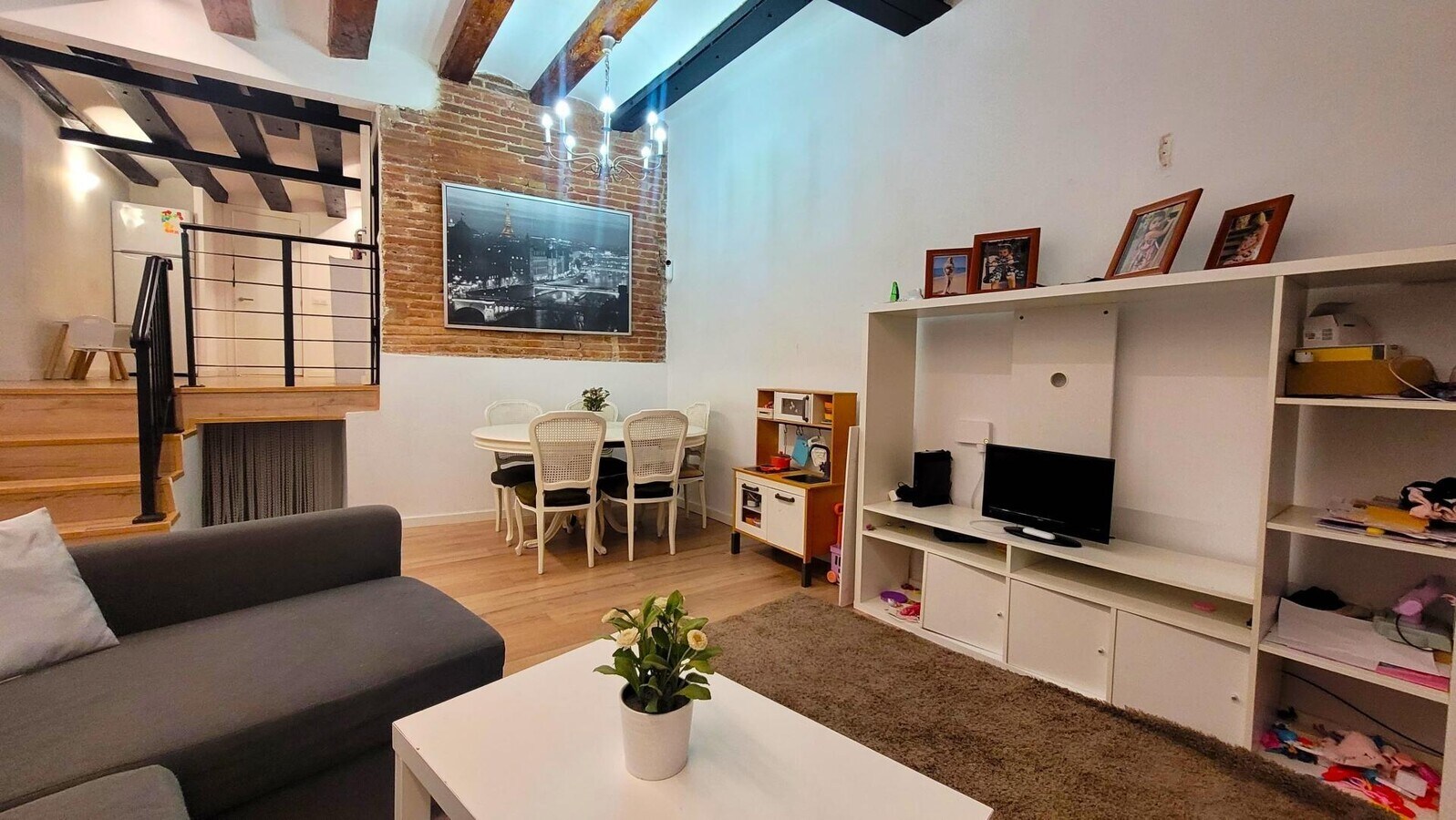 Barcelona, BAR 08001 - Unit 1 - - Interior Photo - Image 2 of 10