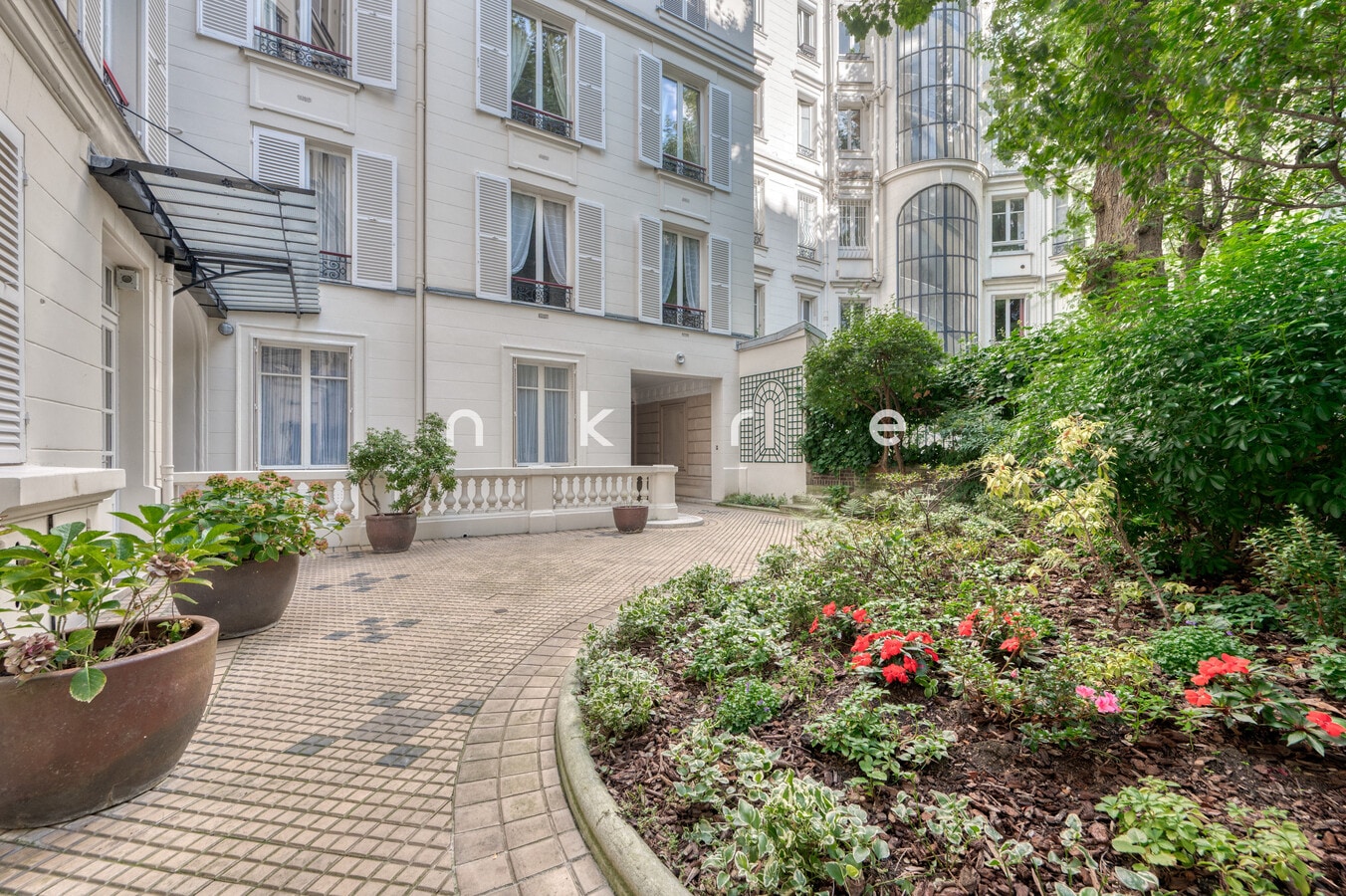 Paris, PAR 75016 - - - Interior Photo - Image 2 of 13
