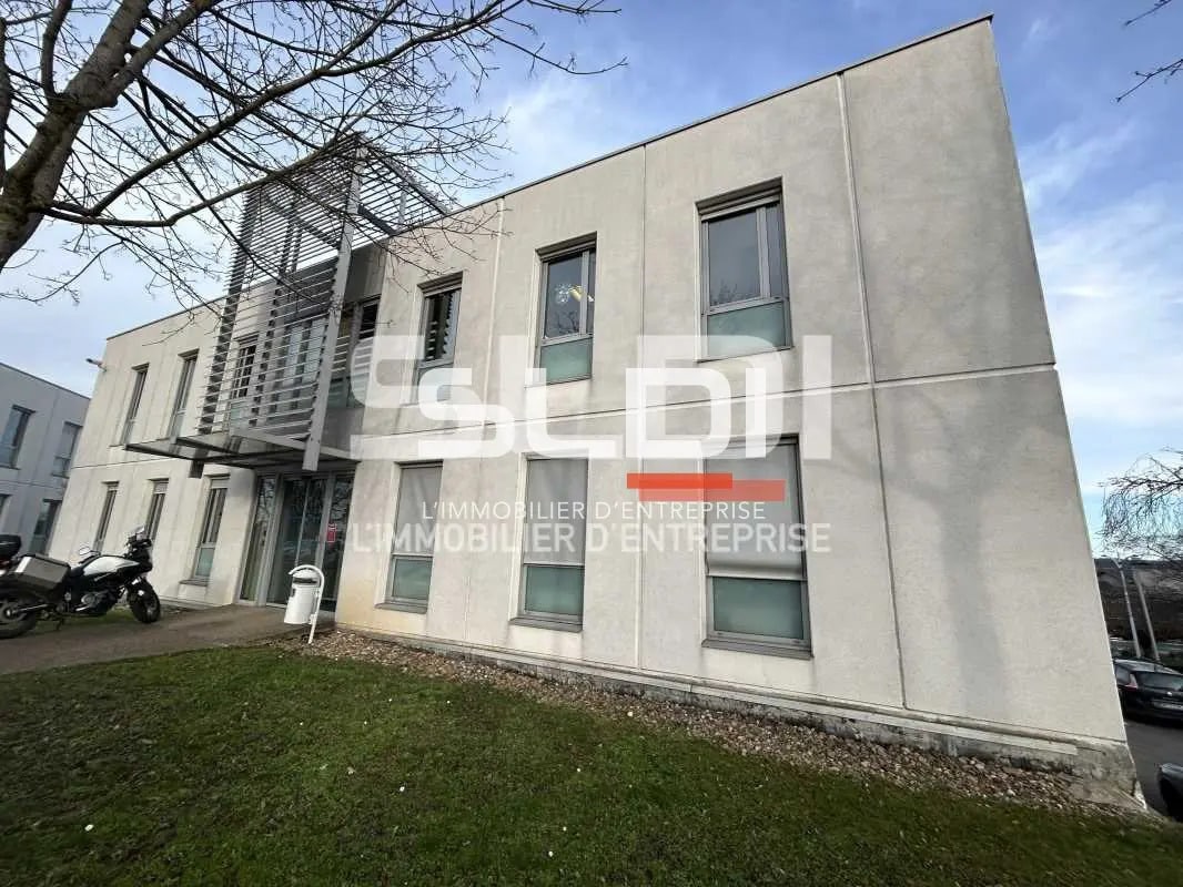 Office in Limas to rent Building Photo- Image 1 of 12