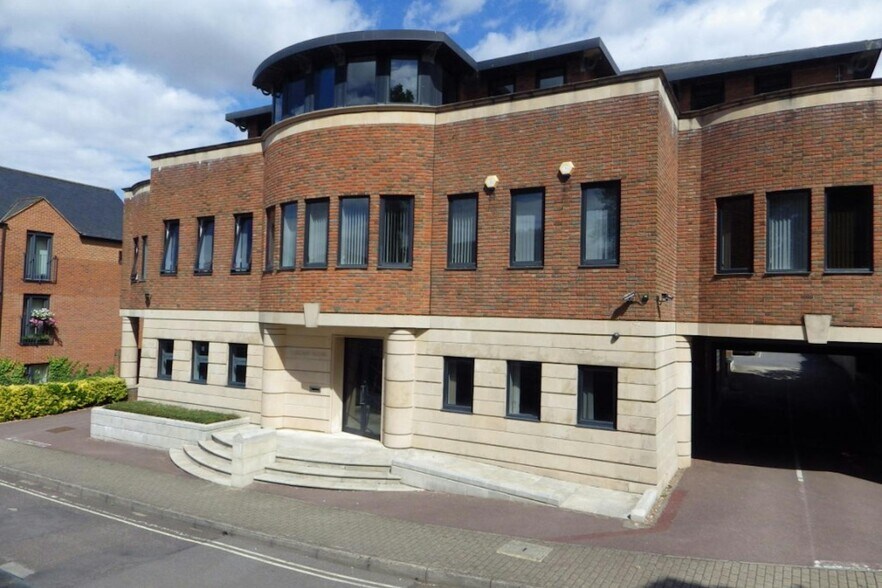 White Hart Ln, Basingstoke for sale - Building Photo - Image 1 of 1