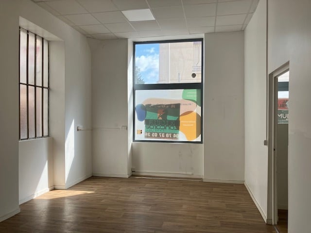 Retail in Oullins to rent - Building Photo - Image 1 of 20