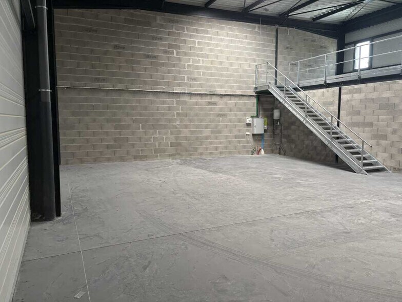 Light Industrial in Chassieu to rent - Building Photo - Image 3 of 6