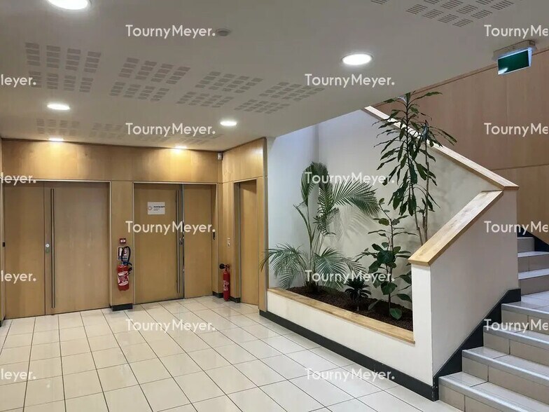 Office in Pessac to rent - Lobby - Image 2 of 6