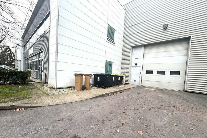 Light Industrial in Le Bourget to rent - Building Photo - Image 1 of 33