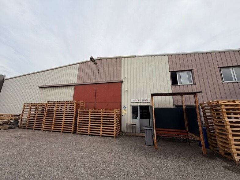 Light Industrial in Brignais to rent - Building Photo - Image 2 of 8