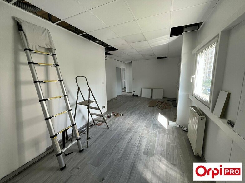 Office in Corbas to rent - Building Photo - Image 3 of 8