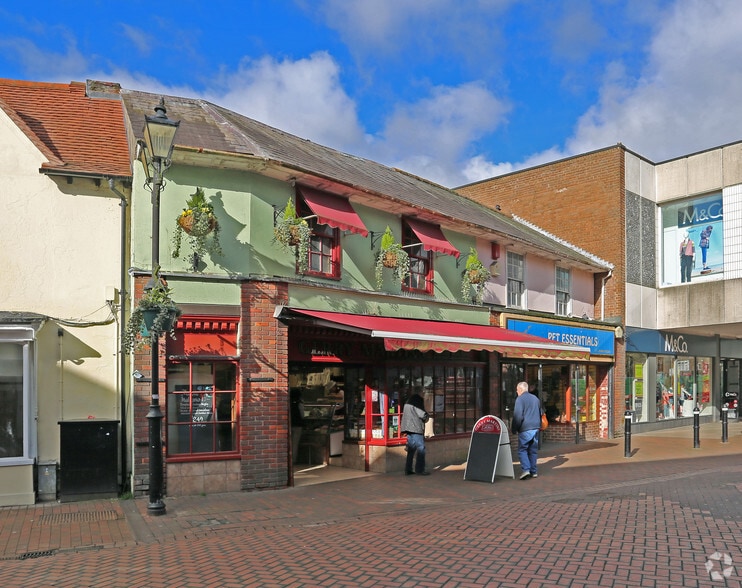 46-46A High St, Chesham to rent - Primary Photo - Image 1 of 2