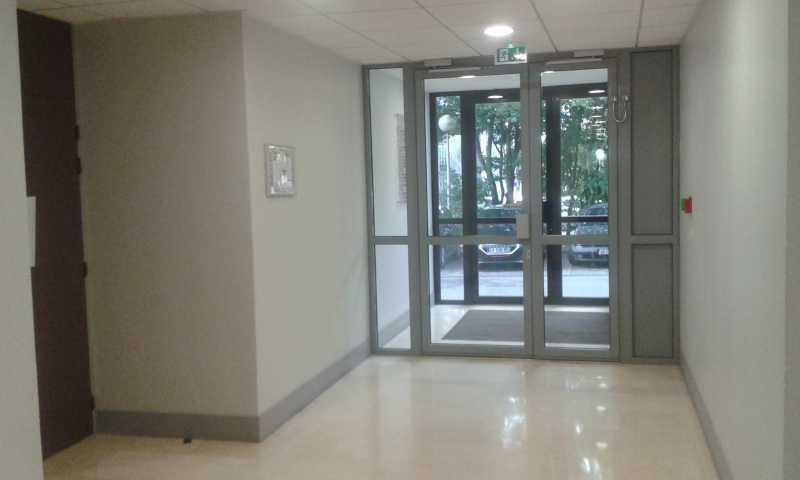 Office in Créteil to rent - Lobby - Image 2 of 3