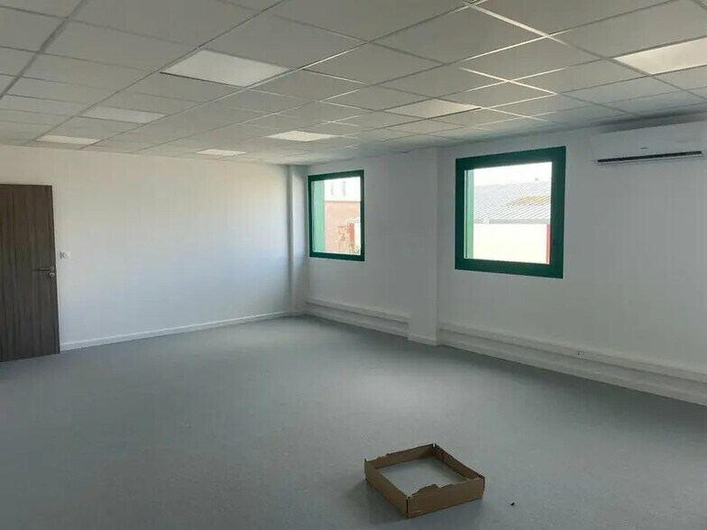Light Industrial in Mions to rent - Interior Photo - Image 2 of 10