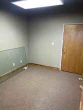 108 3rd St, Des Moines, IA for rent Interior Photo- Image 2 of 6