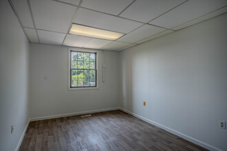 12 Roosevelt Ave, Mystic, CT for rent Interior Photo- Image 1 of 8