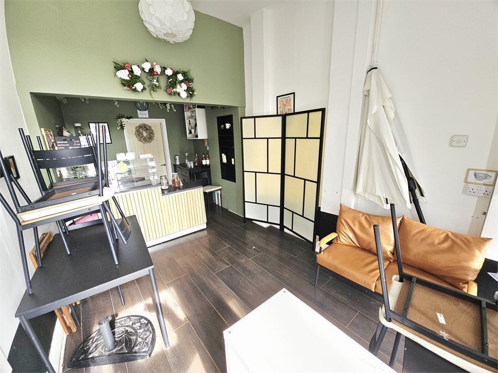1395 London Rd, Leigh-On-Sea to rent Building Photo- Image 1 of 4