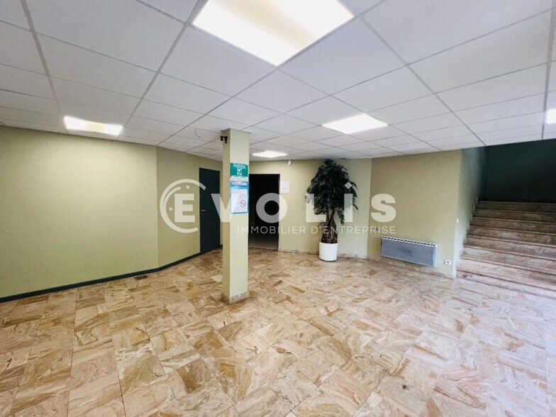 Light Industrial in Noisy-le-Grand to rent - Lobby - Image 2 of 2