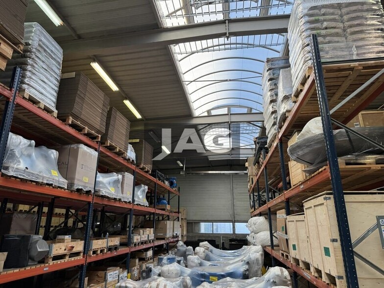 Light Industrial in Genas to rent - Interior Photo - Image 2 of 6
