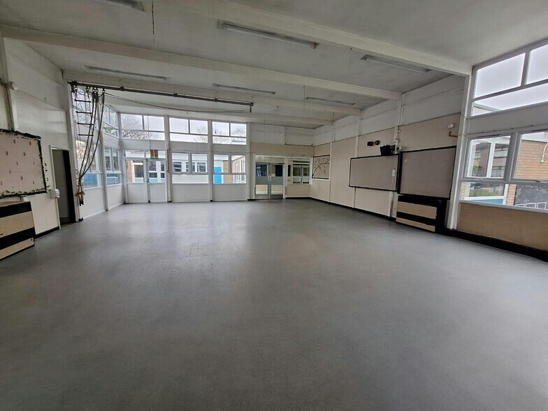 Montrey Crescent, Wigan to rent - Building Photo - Image 3 of 18