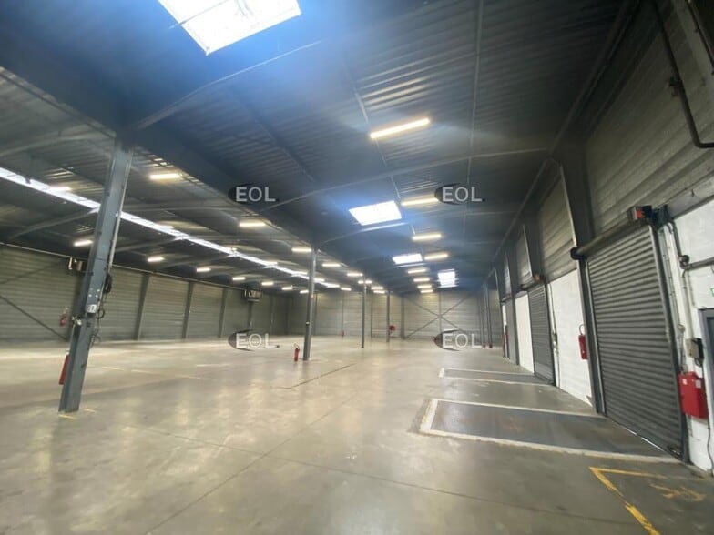 Light Industrial in Louvres to rent - Interior Photo - Image 2 of 7