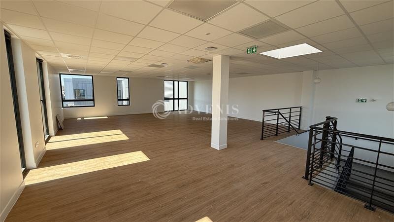 Light Industrial in Courtry to rent - Interior Photo - Image 3 of 9