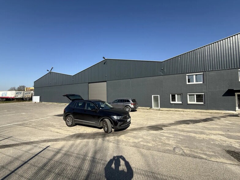Industrial in Le Mesnil-Amelot to rent - Building Photo - Image 3 of 5