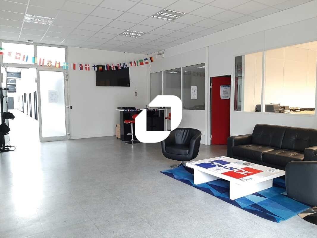 Office in Trappes to rent Lobby- Image 1 of 8