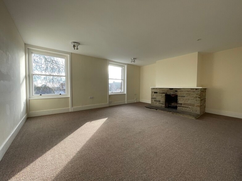 6 High St, Tenterden to rent - Building Photo - Image 2 of 9