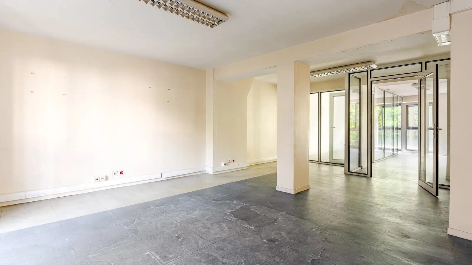 Office in Paris for sale Building Photo- Image 1 of 13