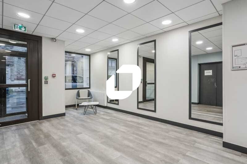 Office in Suresnes to rent - Lobby - Image 2 of 8