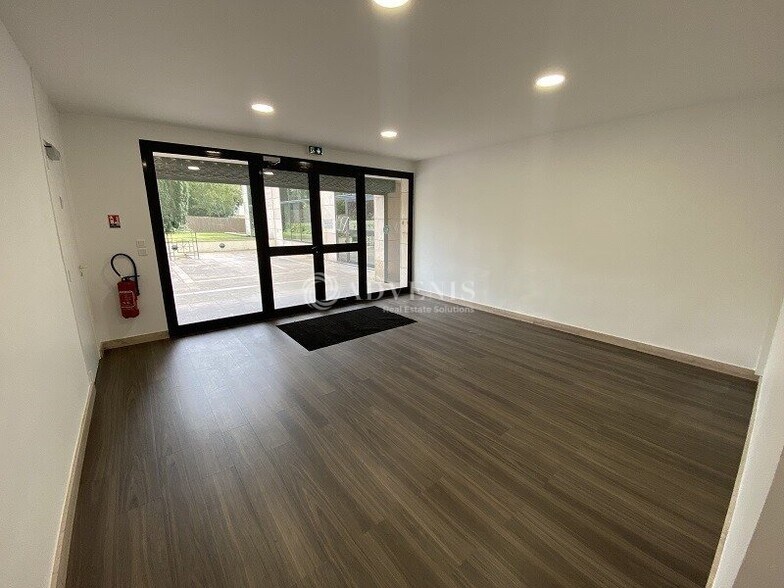 7 Rue Des Vignes, Viroflay to rent - Lobby - Image 2 of 7