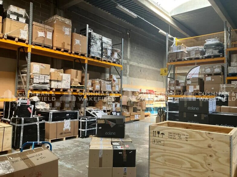 Light Industrial in Vitrolles to rent - Building Photo - Image 3 of 8