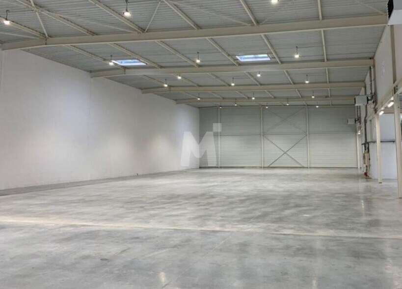 Light Industrial in Villebon-sur-Yvette to rent - Interior Photo - Image 2 of 14