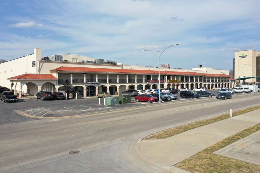 5301-5431 Johnson Dr, Mission, KS for rent - Building Photo - Image 3 of 10