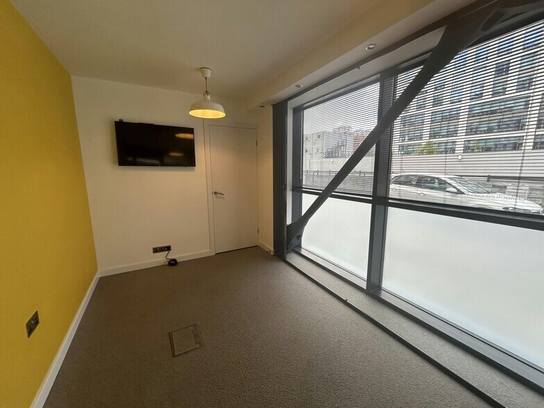 2 Riverside Way, Leeds to rent - Interior Photo - Image 2 of 5