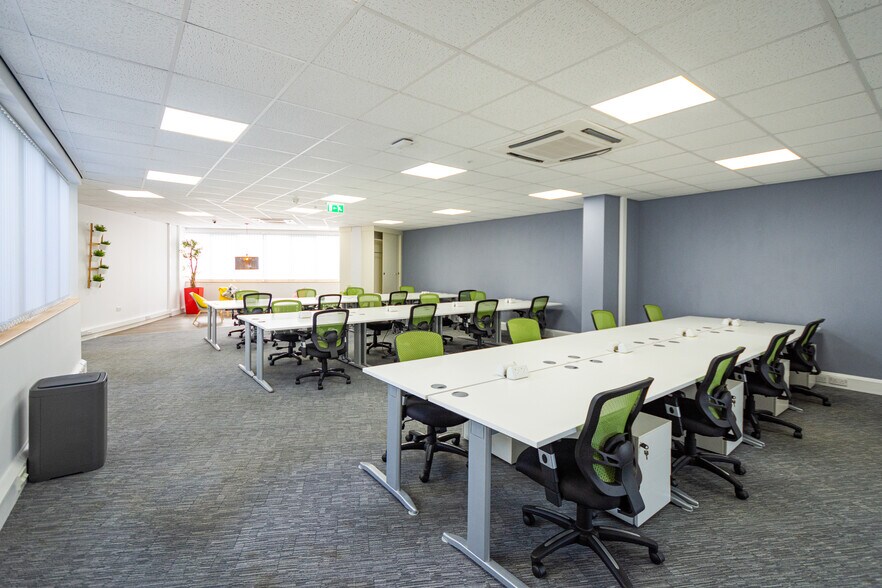 Tudor Sq, West Bridgford to rent - Building Photo - Image 2 of 12