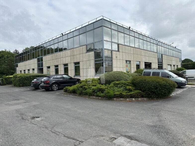 Office in Chilly-Mazarin to rent - Building Photo - Image 1 of 6