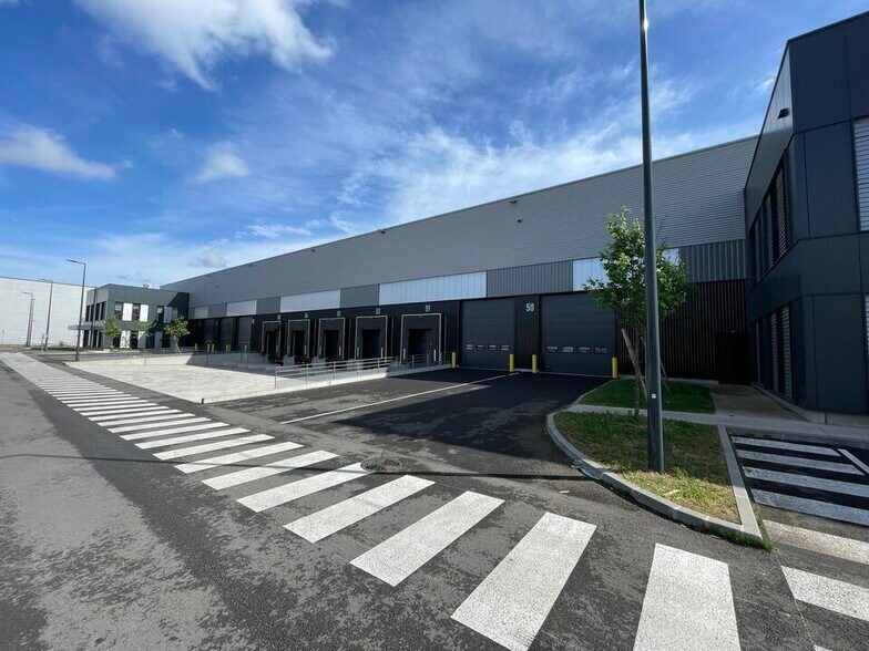 Light Industrial in Le Bourget to rent - Building Photo - Image 2 of 12