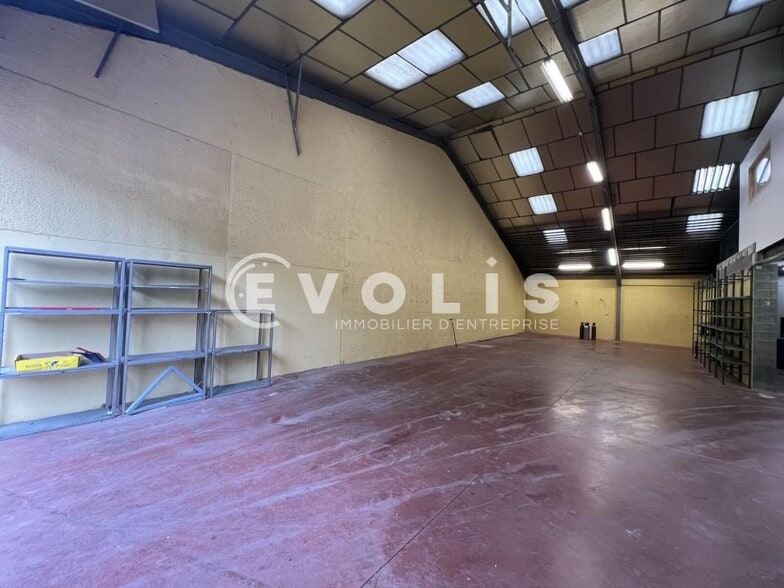 Light Industrial in Vaulx-en-Velin to rent - Interior Photo - Image 3 of 8