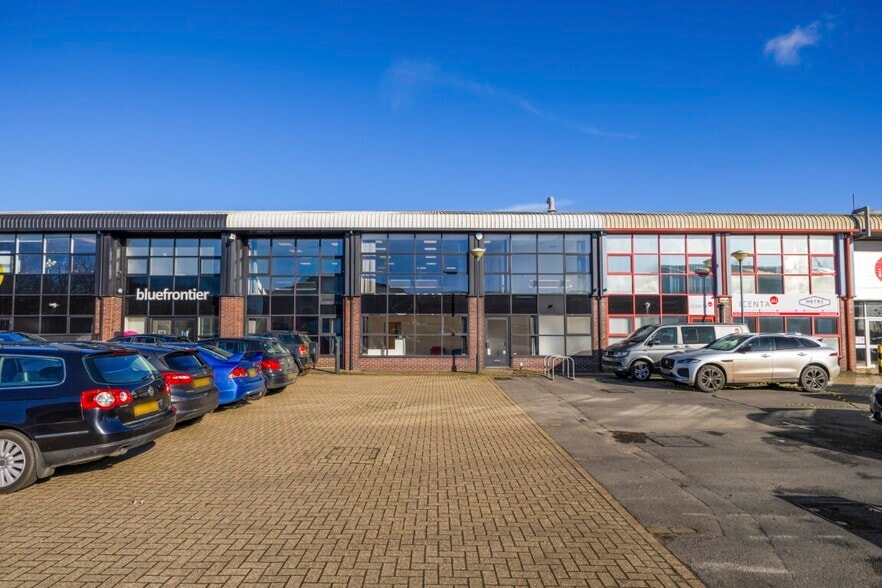 Lysander Rd, Salisbury to rent - Building Photo - Image 2 of 50