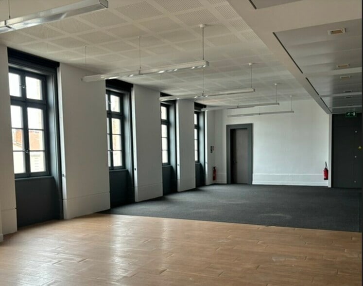 Office in Lyon to rent - Building Photo - Image 2 of 14